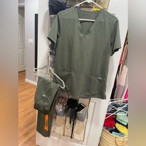 Pale dark green Fig scrub set